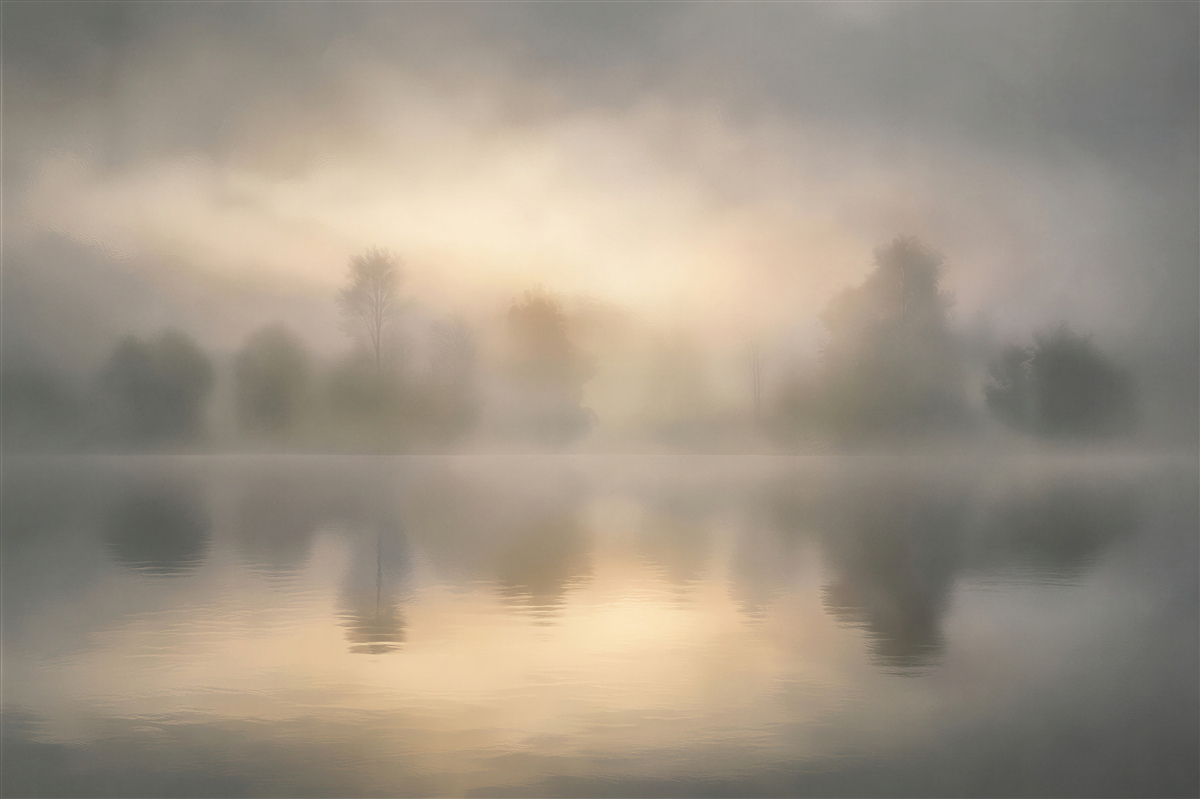 Fototapeten Nebliger Morgen über einem stillen See