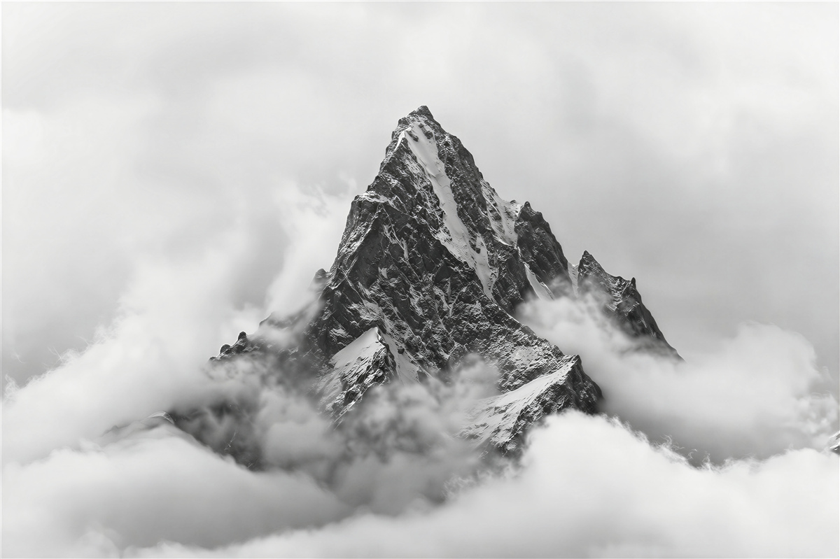 Fototapeten Berggipfel in den Wolken